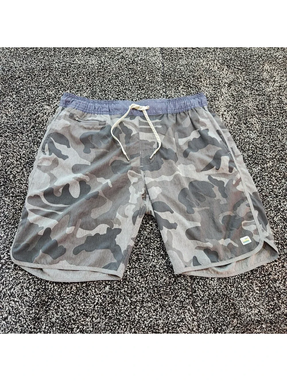 Vuori The Banks Short Mens M Medium 8.5 Gray Camo Camouflage Boardshorts V315